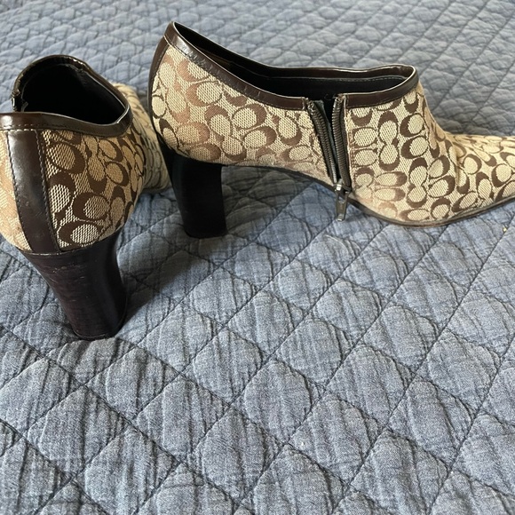 Signature Coach, two-tone brown boots. Size 6 1/2. - Picture 4 of 5